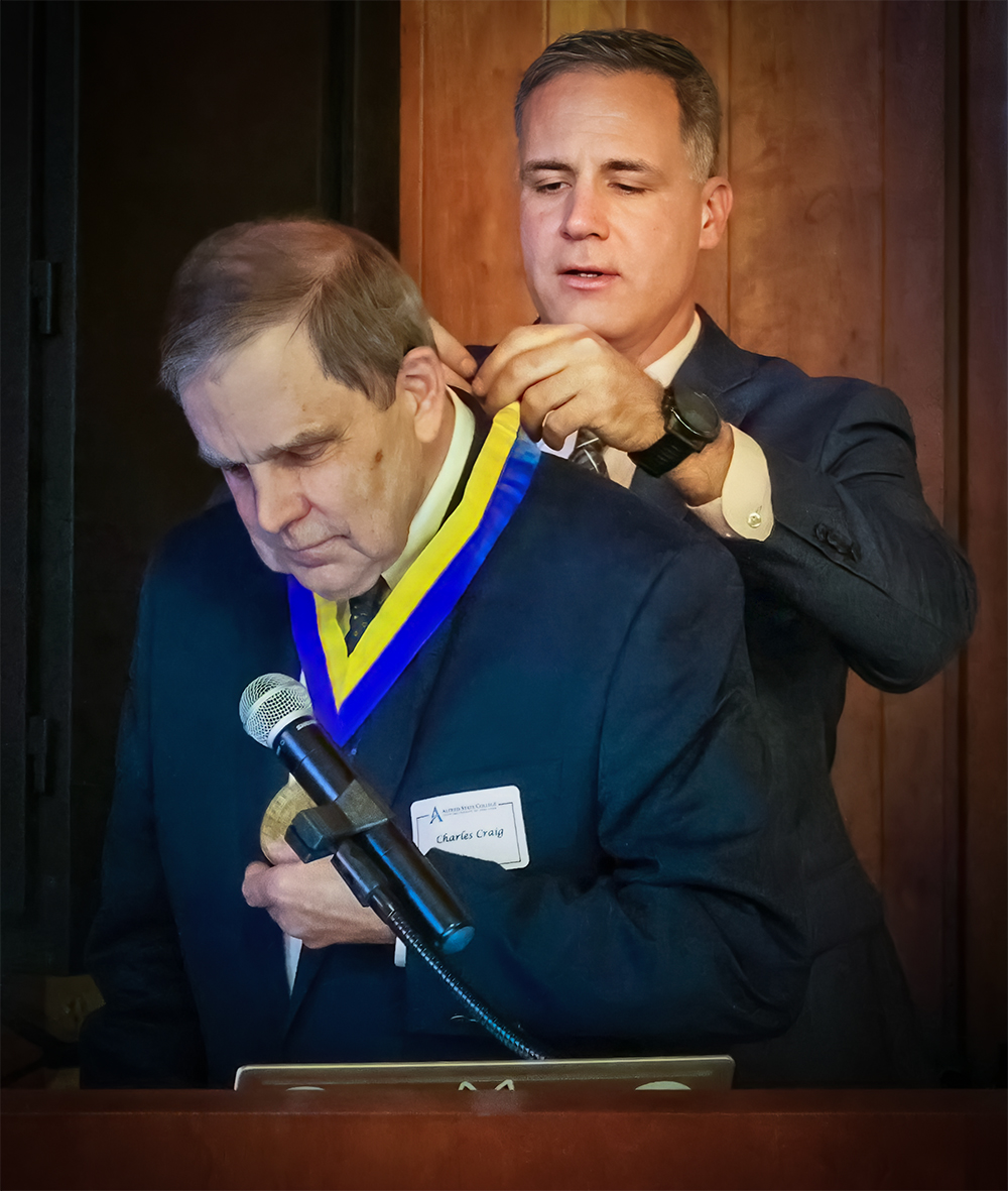Photo of Dr. Steve Mauro presents Charles Craig with the President's Medallion at the annual President's Society dinner.