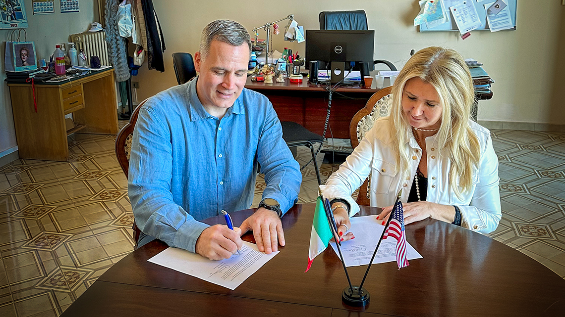 Dr. Mauro and Cristiana Panicco of Sant’Anna Institute sign the memorandum of understanding to extend the partnership between the two schools.