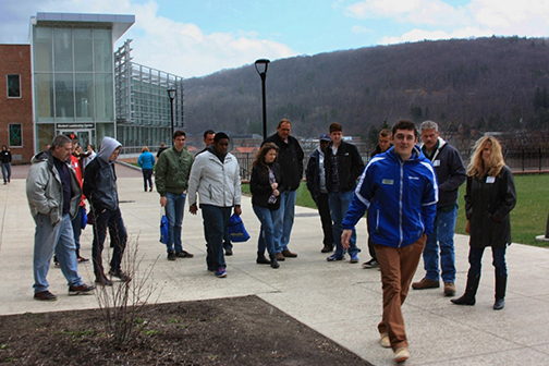 Student ambassadors lead future Pioneers and their families on a campus tour