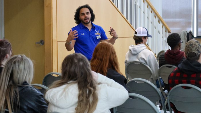 Dennis Dueno speaks to new Alfred State students