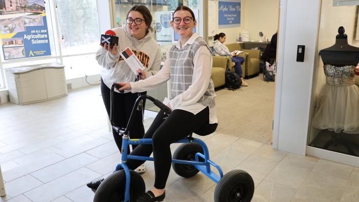 Student wins gift certificate with cash cab