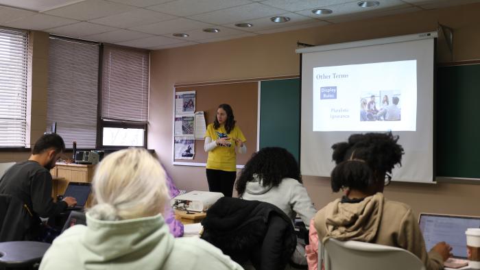 Amanda Silva teaches Social Psychology