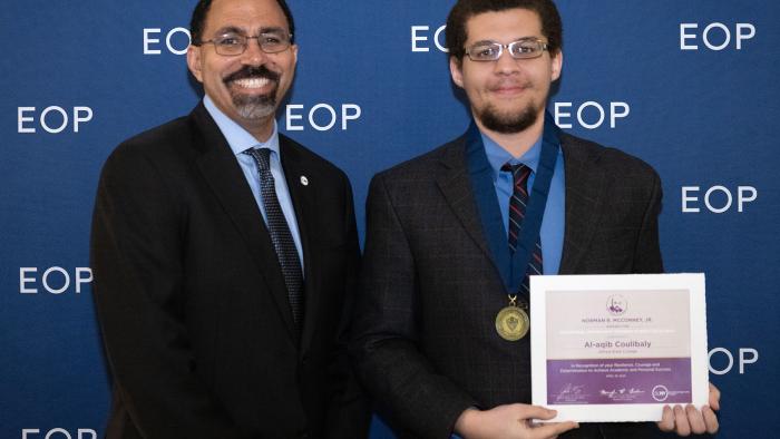 SUNY Chancellor presents EOP award