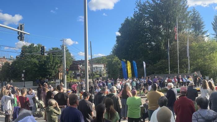 Many gathered to celebrate Alfred traffic light 