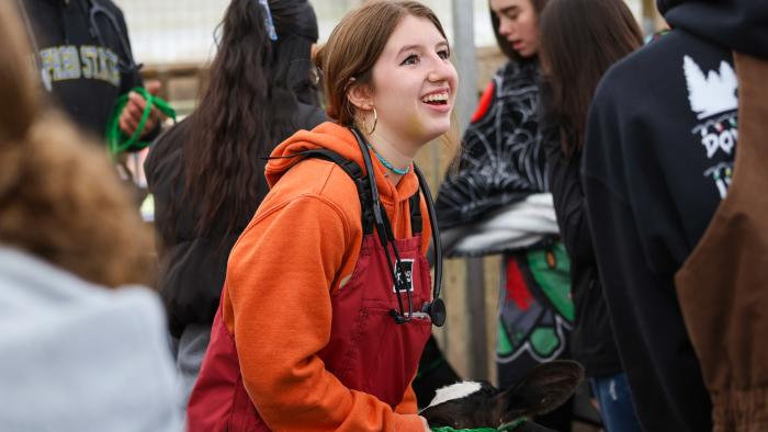 Vet Tech student talks to students 