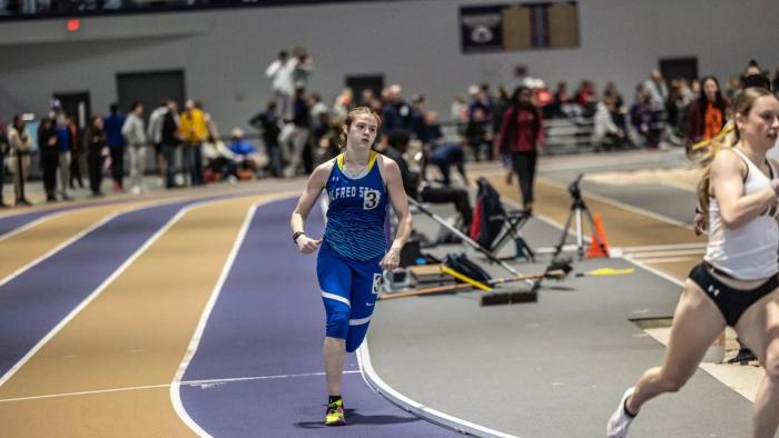 Oli Kraynik running the 800-meter run.