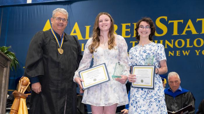 Honors recipients Hope Shaul and Mary Kienenberger
