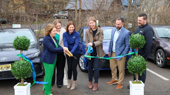 Carrie Cokely cuts the ribbon for new rental car service