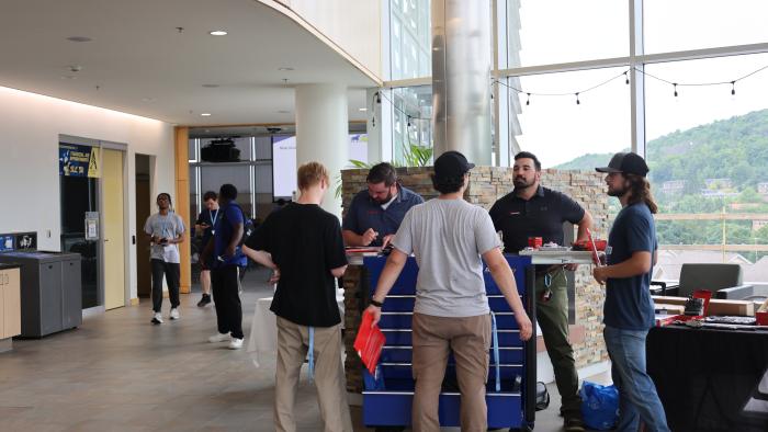 Incoming SAT students meet with vendors