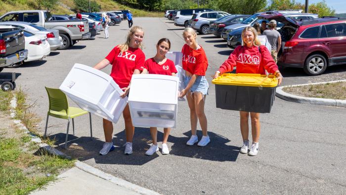 Members of Delta Chi Omega help students move-in