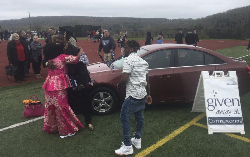 2018 ASC Grad Car Mom Hug (002)