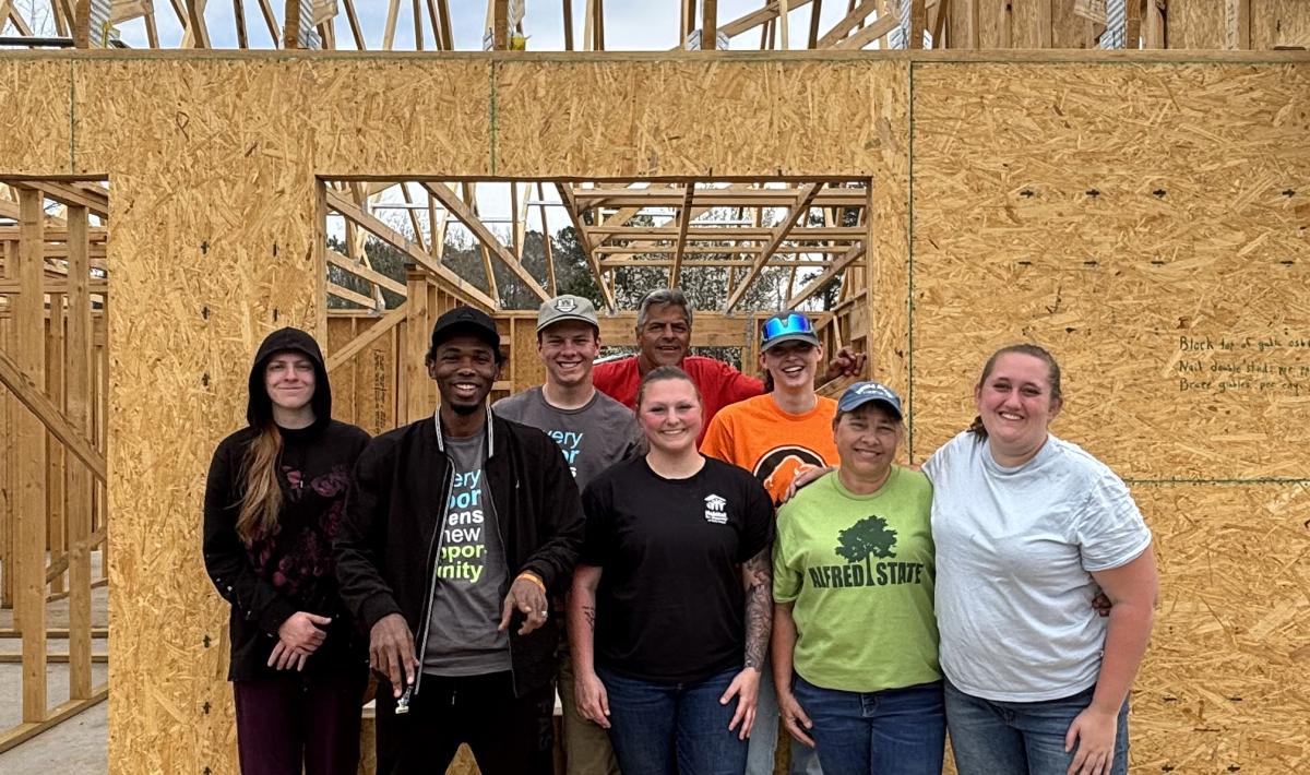students that participated in the Habitat for Humanity spring break trip.