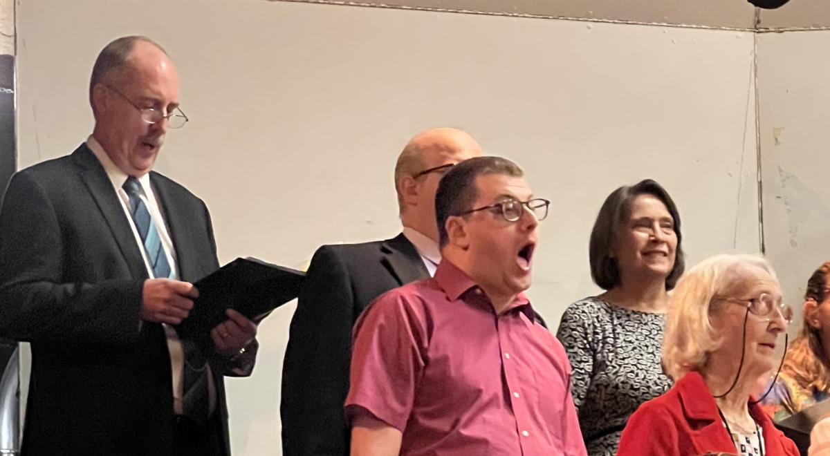 Jeffrey Keyes singing at the alumni concert