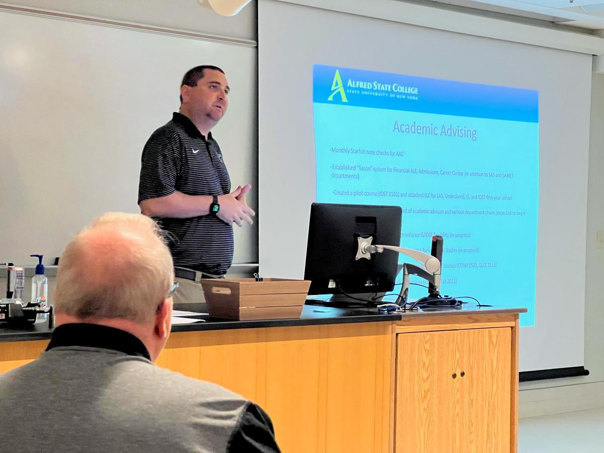 Coordinator of Academic Advising Matthew Hollis presents to academic faculty and staff 