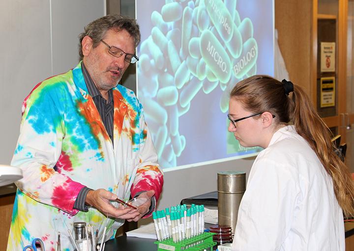 Professor Mike Putnam works with a student in a lab