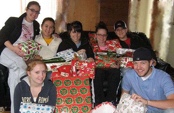 WINS donates presents 2008 IMG_2689