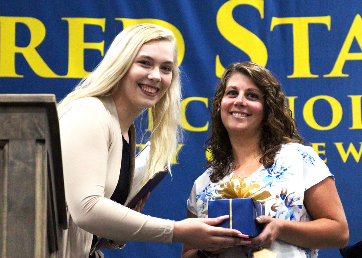 Jenna Zetwick receiving award from Student Senate President Kaytlin Cottrell.
