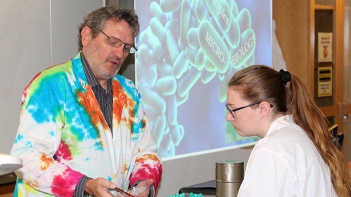 Professor Mike Putnam works with a student in a lab