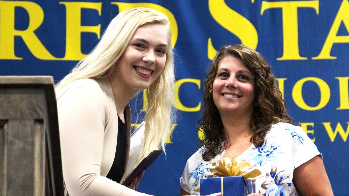 Jenna Zetwick receiving award from Student Senate President Kaytlin Cottrell.