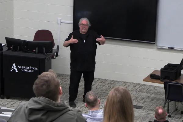 Dean Lyon, a pioneer in computer graphics and visual effect for the television and feature film industry, spoke with Digital Media and Animation majors recently.