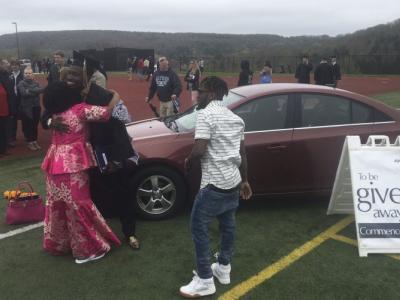 2018 ASC Grad Car Mom Hug (002)