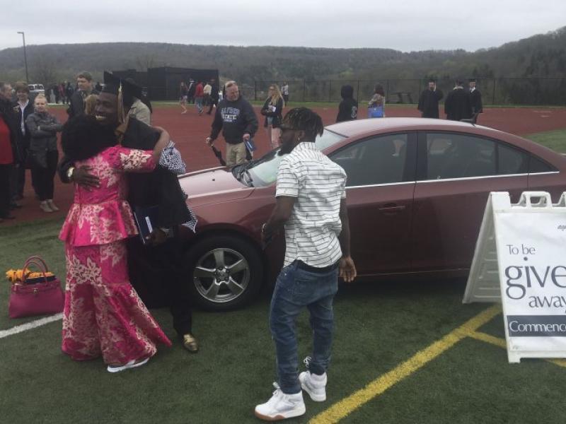 2018 ASC Grad Car Mom Hug (002)
