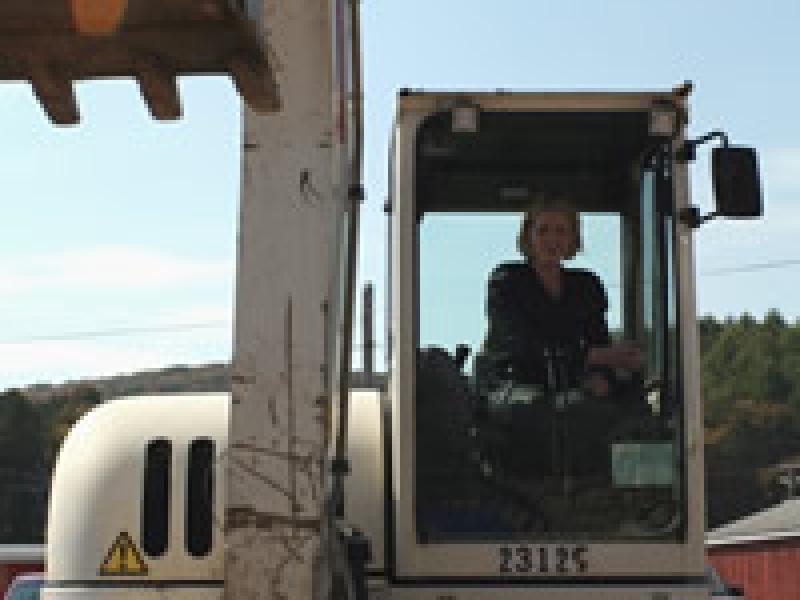 Cathy Young scooping egg Taste of Wlsv