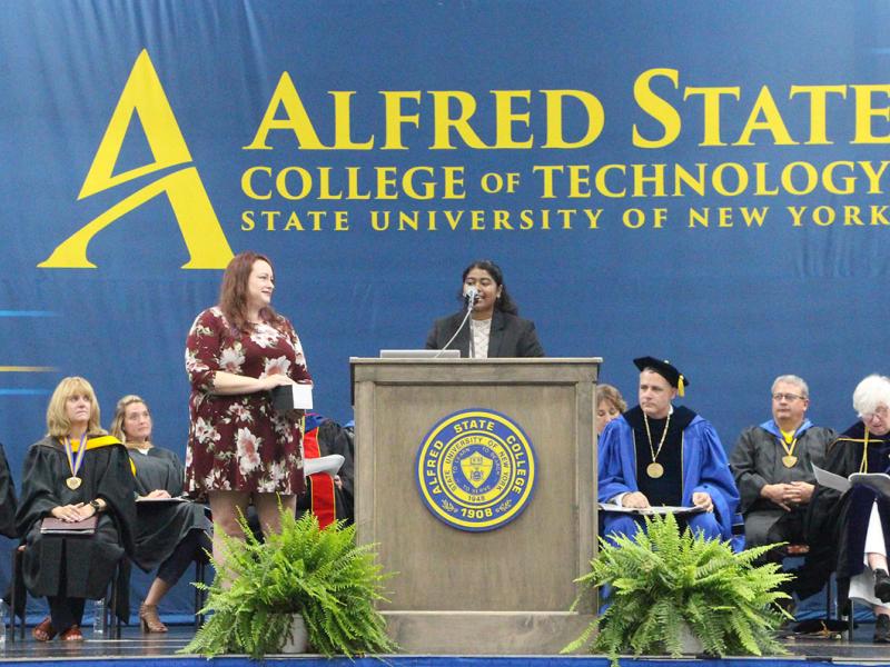 Sarah Claud receiving award from Student Senate President Soumya Konar.