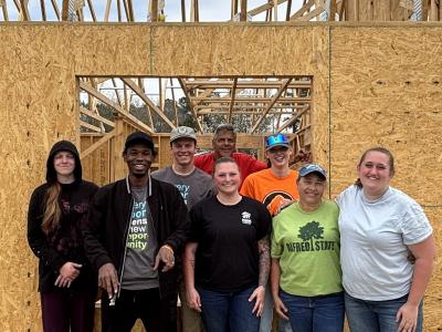 students that participated in the Habitat for Humanity spring break trip.