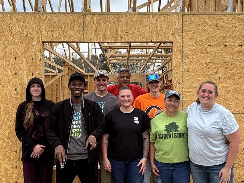 students that participated in the Habitat for Humanity spring break trip.