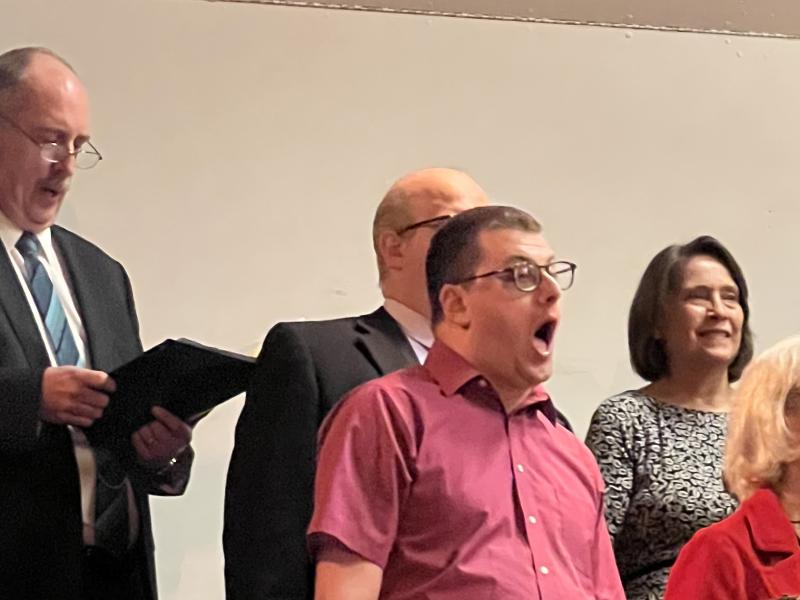 Jeffrey Keyes singing at the alumni concert