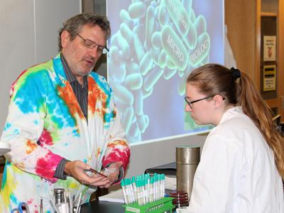 Professor Mike Putnam works with a student in a lab