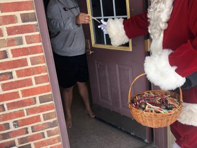 Santa Delivering Gifts_0