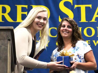 Jenna Zetwick receiving award from Student Senate President Kaytlin Cottrell.