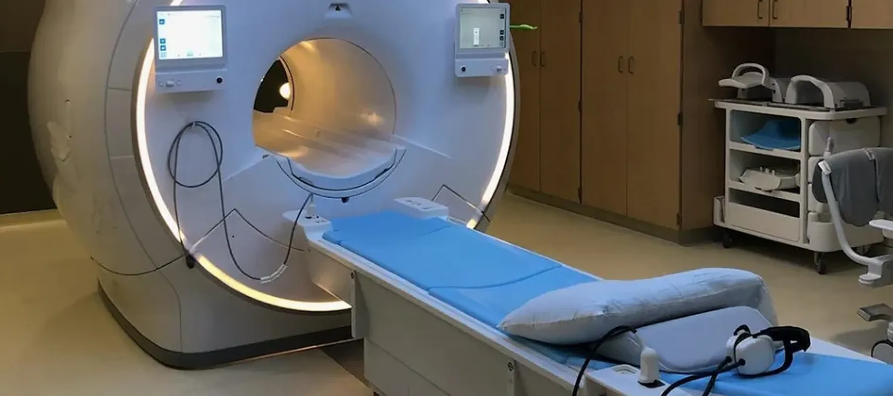 An empty room with a MRI machine inside.